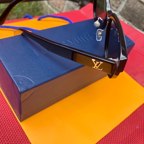 New* Louis Vuitton Sunglasses - Picture 4 of 7